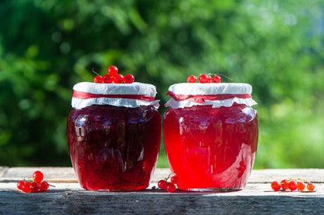 Jam maken - foto met twee potjes jam