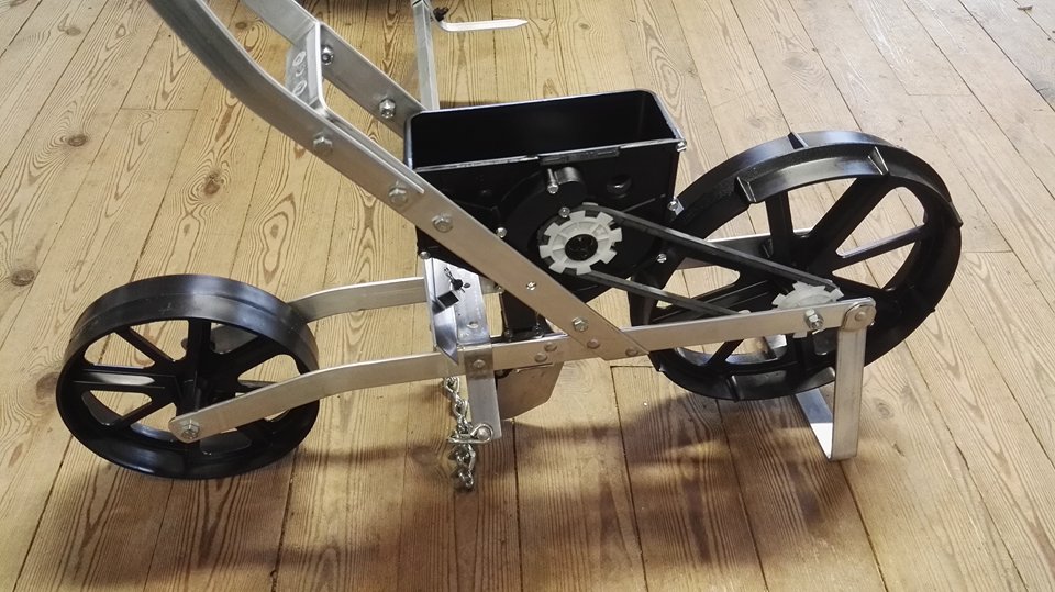 Earthway seed drill with 6 seed discs for all seed sizes