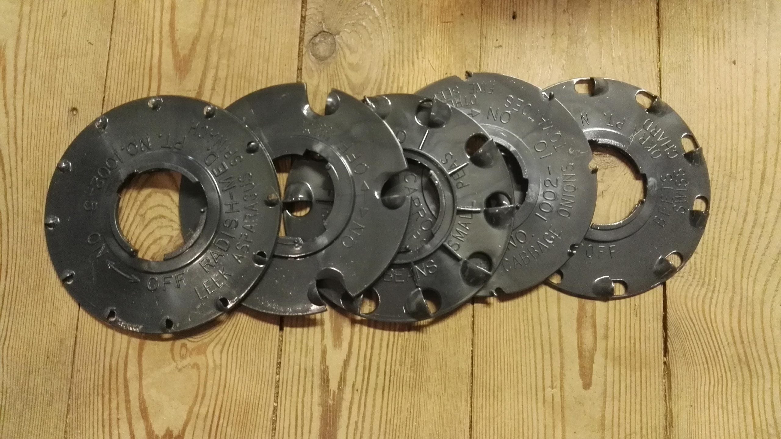 Earthway seed drill with 6 seed discs for all seed sizes