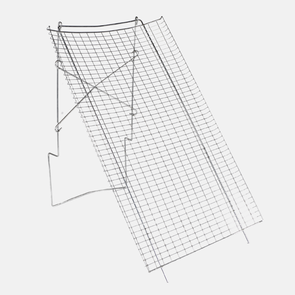 Kompostsieb 100 x 60 cm, Maschenweite 4 cm x 2 cm, auf dem Boden und auf der Schubkarre 